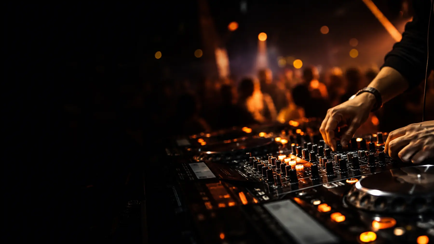 DJ grający klubowy set na profesjonalnym sprzęcie